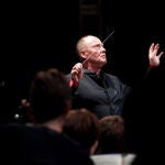 Paul McCreesh dirigiendo