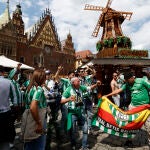 El Betis ya está en Breslavia para jugar mañana la final de la Liga Conferencia con el Chelsea