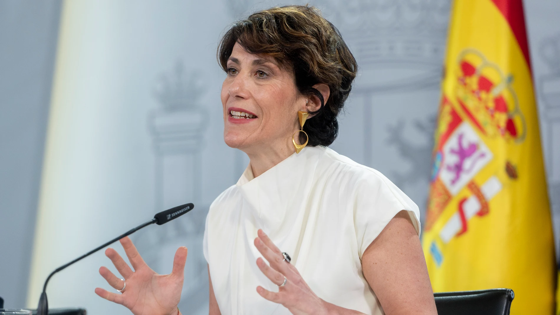 La ministra de Inclusión, Seguridad Social y Migraciones, Elma Saiz, durante la rueda de prensa posterior al Consejo de Ministros, en el Complejo de la Moncloa, a 27 de mayo de 2025, en Madrid (España). El Consejo de Ministros ha aprobado un nuevo reglamento para pedir la jubilación anticipada en las profesiones con más bajas, de esta manera las puestos concretos en los que con una adaptación no sea posible aliviar la carga física u otros factores de penosidad inherentes al mismo podrán solic...