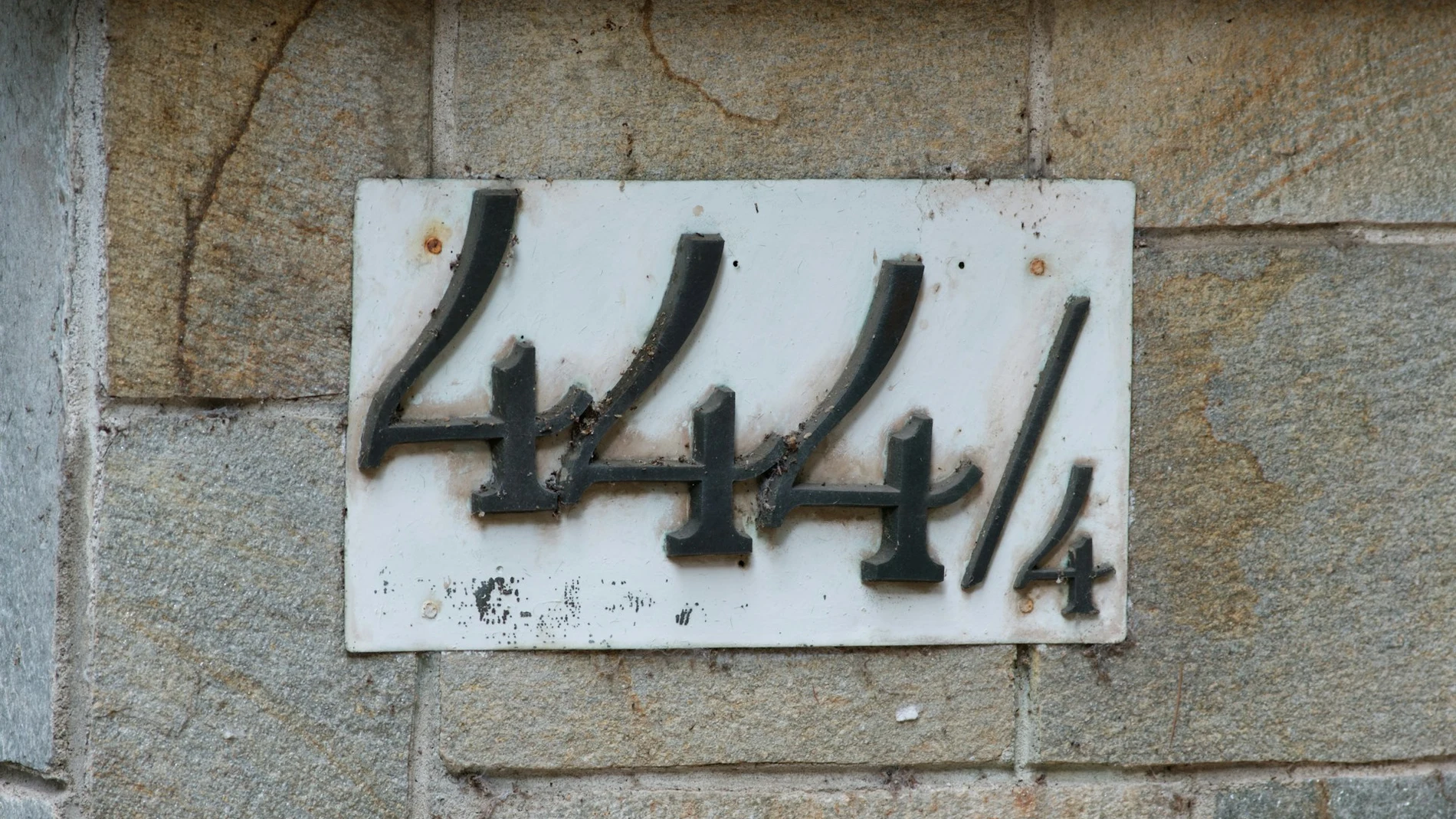 Foto de archivo de un cartel con el número 4