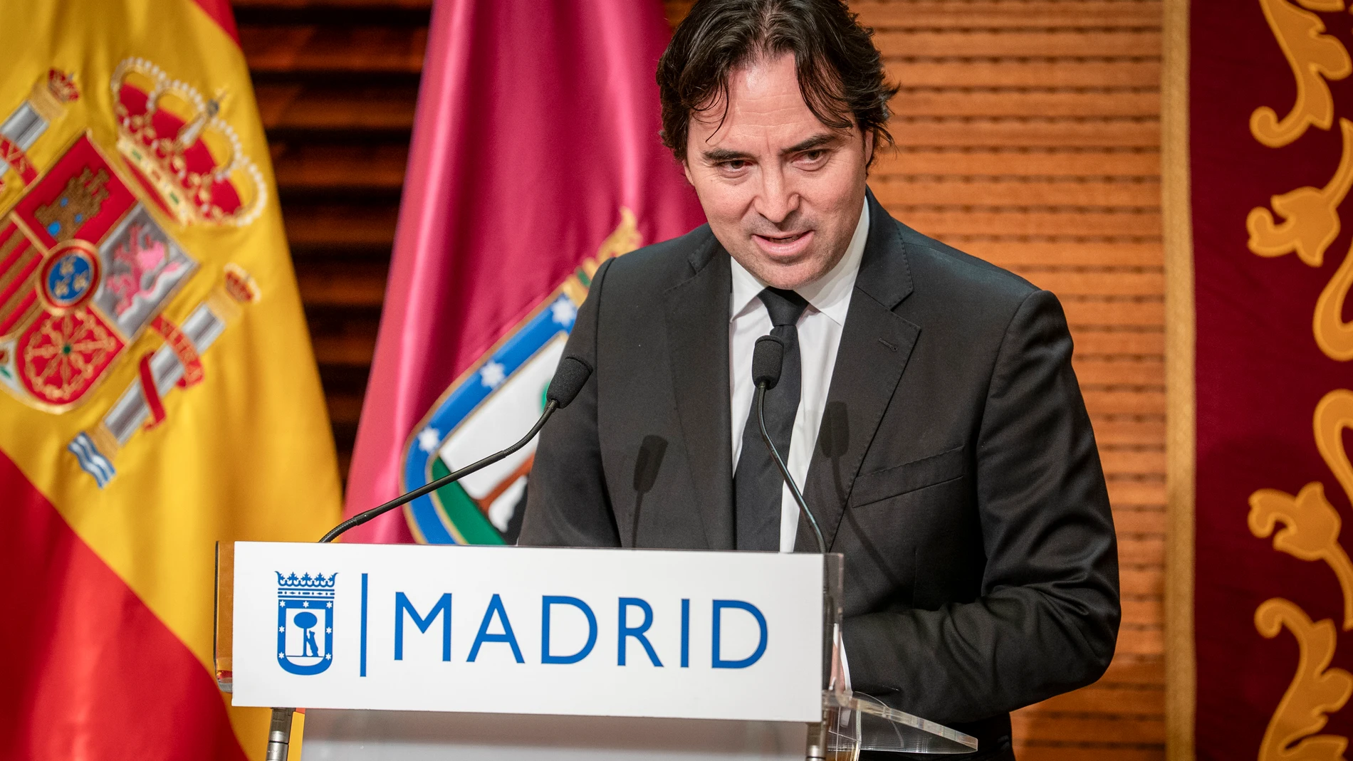 El presidente del Rayo Vallecano, Raúl Martín Presa, interviene durante el recibimiento del alcalde de Madrid, José Luis Martínez-Almeida, en el Palacio de Cibeles, a 27 de mayo de 2025, en Madrid (España). El conjunto franjirrojo, dirigido por Íñigo Pérez, celebra la histórica clasificación del equipo para la UEFA Conference League 2025/26, la segunda vez en su historia en una competición europea 25 años después de su debut continental en la Copa de la UEFA 2000/01. 27 MAYO 2025;VALLECAS;VA...
