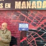El líder del PP en el Ayuntamiento de Barcelona, Daniel Sirera, ha pegado un cartel de "Fuera okupas" en la entrada del edificio de Can Vies.