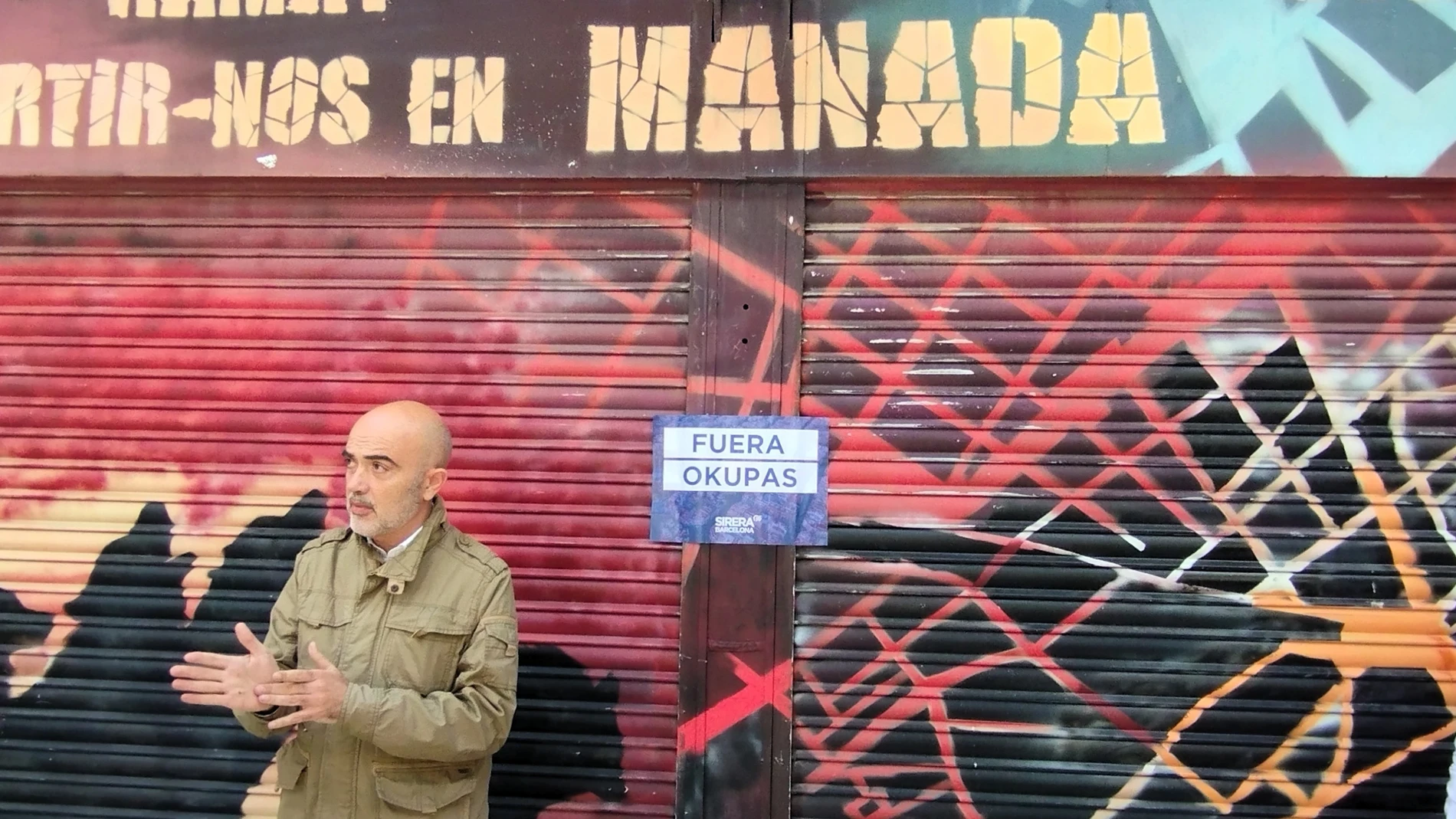 El líder del PP en el Ayuntamiento de Barcelona, Daniel Sirera, ha pegado un cartel de "Fuera okupas" en la entrada del edificio de Can Vies. EUROPA PRESS 27/05/2025