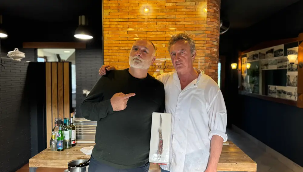 El chef José Andrés junto a José Manuel Viejo en La Huertona