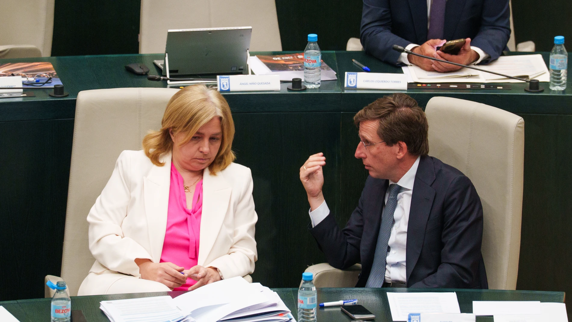 La vicealcaldesa de Madrid, Inmaculada Sanz y el alcalde de Madrid, José Luis Martínez-Almeida, durante un pleno en el Ayuntamiento de Madrid, a 27 de mayo de 2025, en Madrid (España). La situación de las aproximadamente 400 personas que pernoctan en el aeropuerto Adolfo Suárez-Madrid Barajas, el atropello de una niña por el coche en el que circulaba el director de la Policía Municipal el día del apagón y hasta la protección de la tuna universitaria pasan hoy por el Pleno ordinario de Cibele...