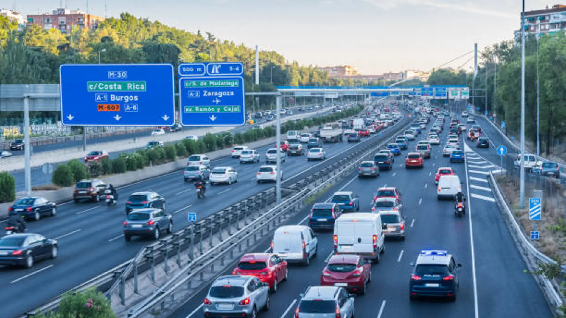 La guardia civil avisa: así se utilizan correctamente los carriles de la carretera
