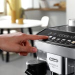 El molinillo cónico de acero muele el café justo antes de preparar cada taza para conservar el aroma