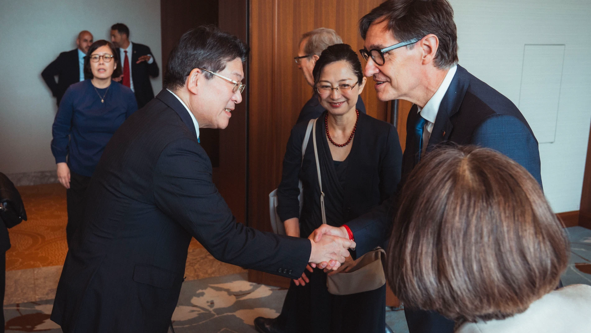 GRAFCAT8664. TOKIO, 27/05/2025.- El presidente de la Generalitat, Salvador Illa (d), durante la reunión que ha mantenido con empresas japonesas instaladas a Cataluña o interesadas en invertir en Cataluña, en el marco del viaje institucional que el presidente Illa realiza a Japón. EFE/Arnau Carbonell/Generalitat ***SÓLO USO EDITORIA/SOLO USO PERMITIDO PARA ILUSTRAR LA NOTICIA QUE APARECE EN EL PIE DE FOTO (CRÉDITO OBLIGATORIO)***