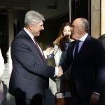 El presidente de la delegación del Parlamento Europeo, el europarlamentario polaco Bogdan Rzonca (i), saluda al alcalde de Algeciras (Cádiz), José Ignacio Landaluce