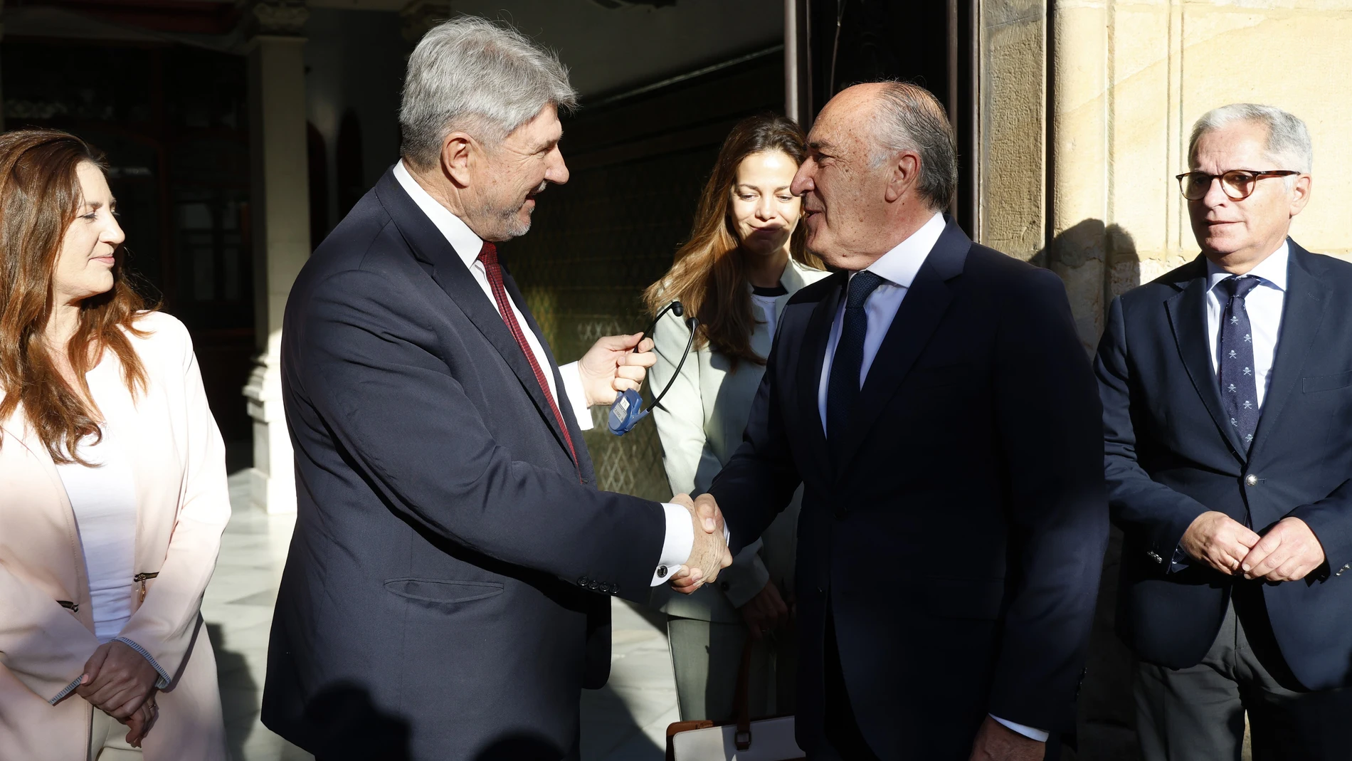 El presidente de la delegación del Parlamento Europeo, el europarlamentario polaco Bogdan Rzonca (i), saluda al alcalde de Algeciras (Cádiz), José Ignacio Landaluce