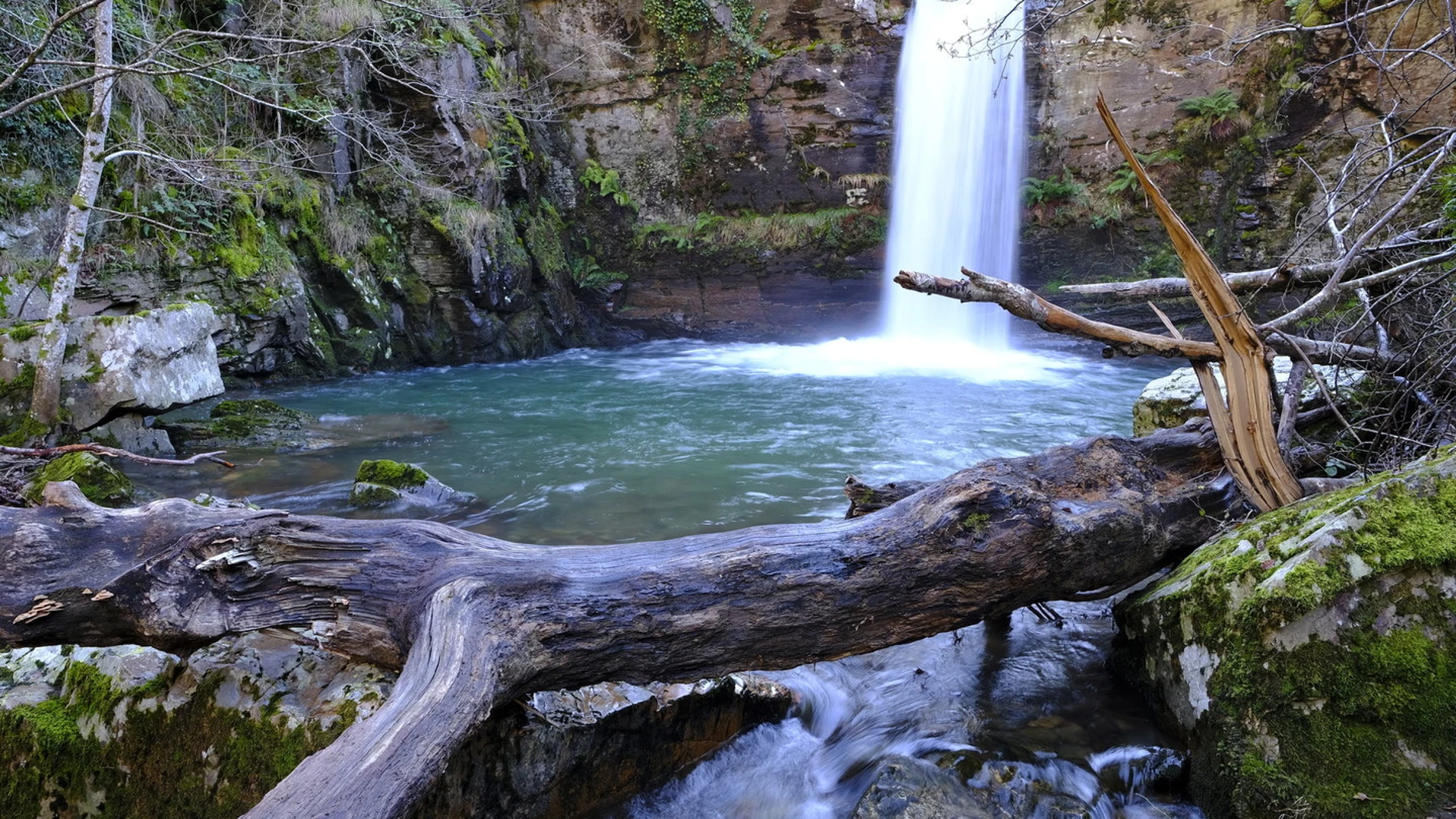 En el corazón de la Serra do Courel: así es una de las cascadas más bonitas de Galicia