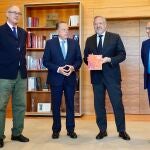 Mario Amilivia entrega a Carlos Pollán la Memoria de Actividades del Consejo de Cuentas