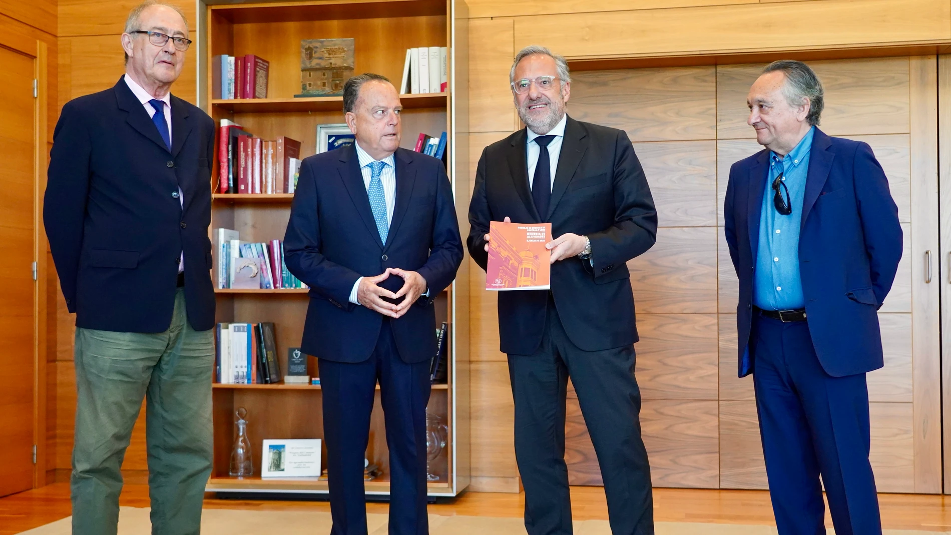Mario Amilivia entrega a Carlos Pollán la Memoria de Actividades del Consejo de Cuentas