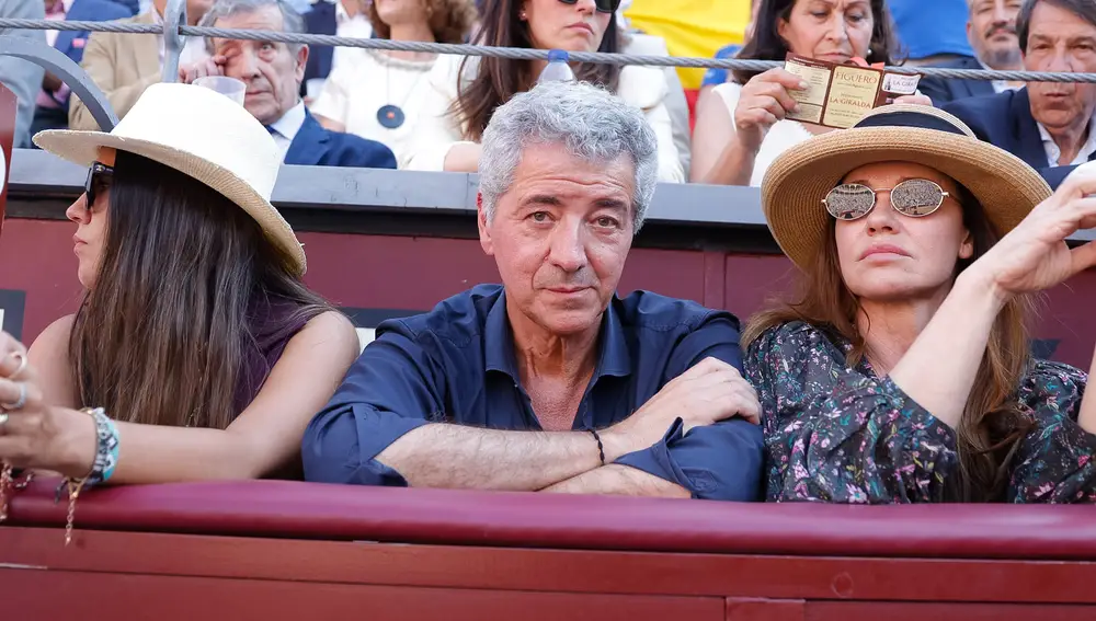 Corrida de la prensa de la Feria de San Isidro, este miércoles en la Plaza de Toros de Las Ventas, en Madrid. Miguel Ángel Gil Marín y su mujer