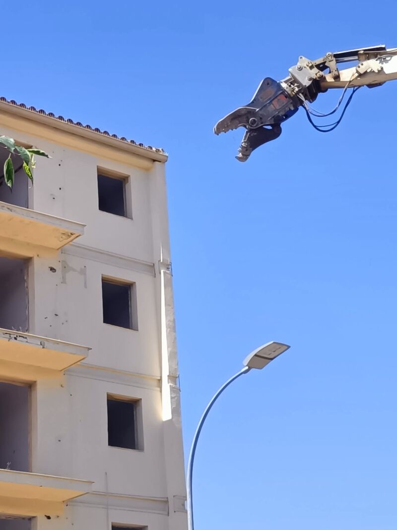 Primeros trabajos de demolición del Cuartel de la Guardia Civil de Toledo.
