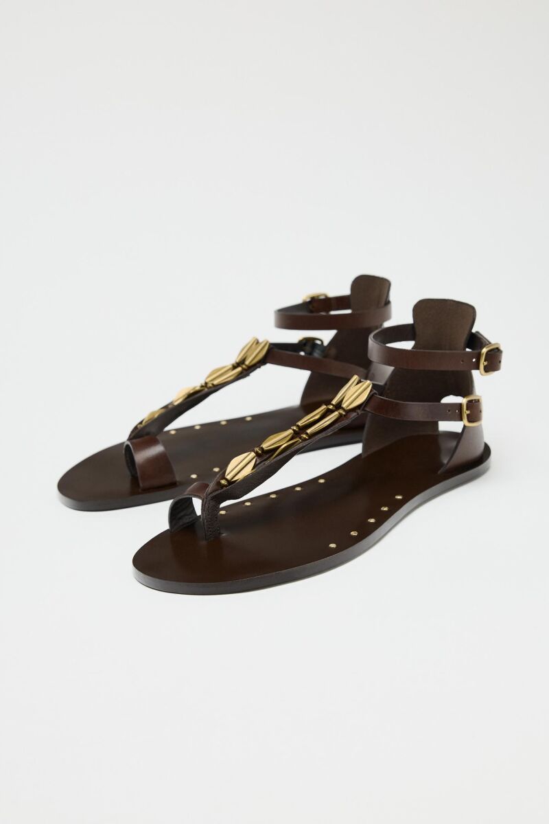 Sandalias planas con adornos.