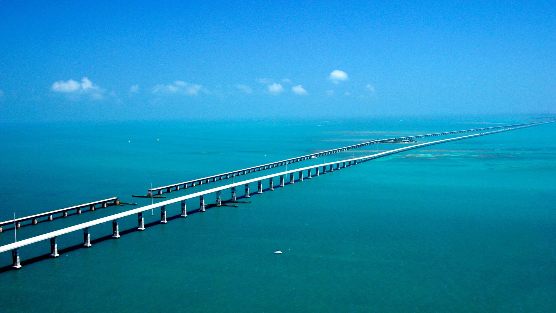 Conectando 44 islas en 180 km: así es la asombrosa autopista flotante que desafía al océano