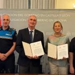 La subdelegada del Gobierno, Marian Rueda, y el alcalde de Segovia, José Mazarías, firman el documento