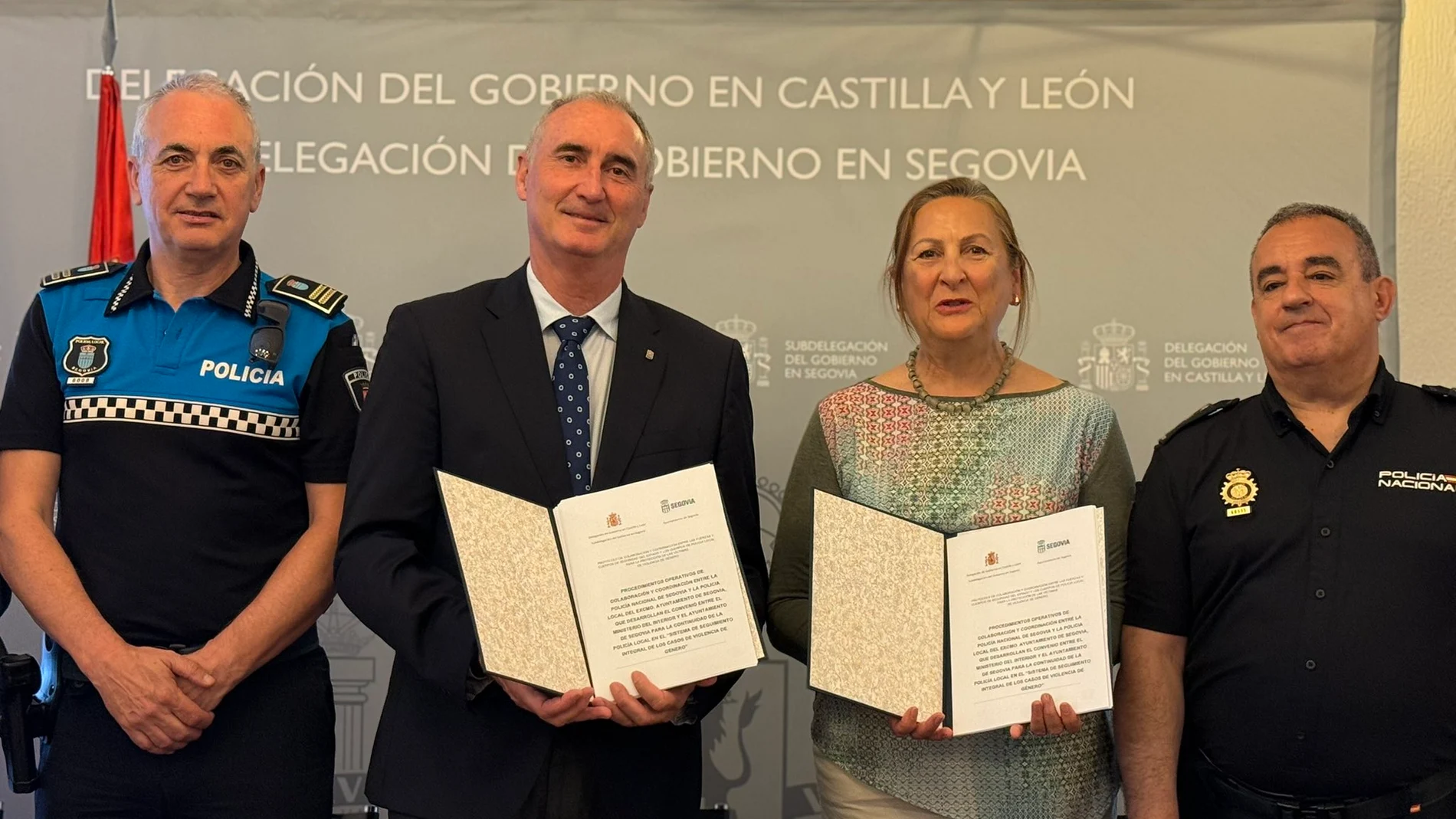 La subdelegada del Gobierno, Marian Rueda, y el alcalde de Segovia, José Mazarías, firman el documento