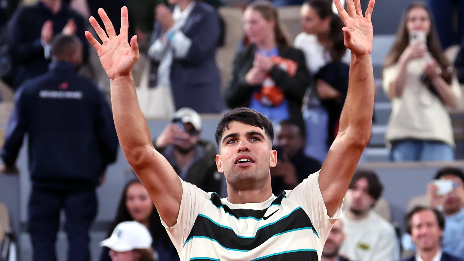 PARIS (France), 28/05/2025.- Carlos Alcaraz of Spain celebrates winning his Men's 2nd round match against Fabian Marozsan of Hungary at the French Open Grand Slam tennis tournament at Roland Garros in Paris, France, 28 May 2025. (Tenis, Abierto, Francia, Hungría, España) EFE/EPA/CHRISTOPHE PETIT TESSON