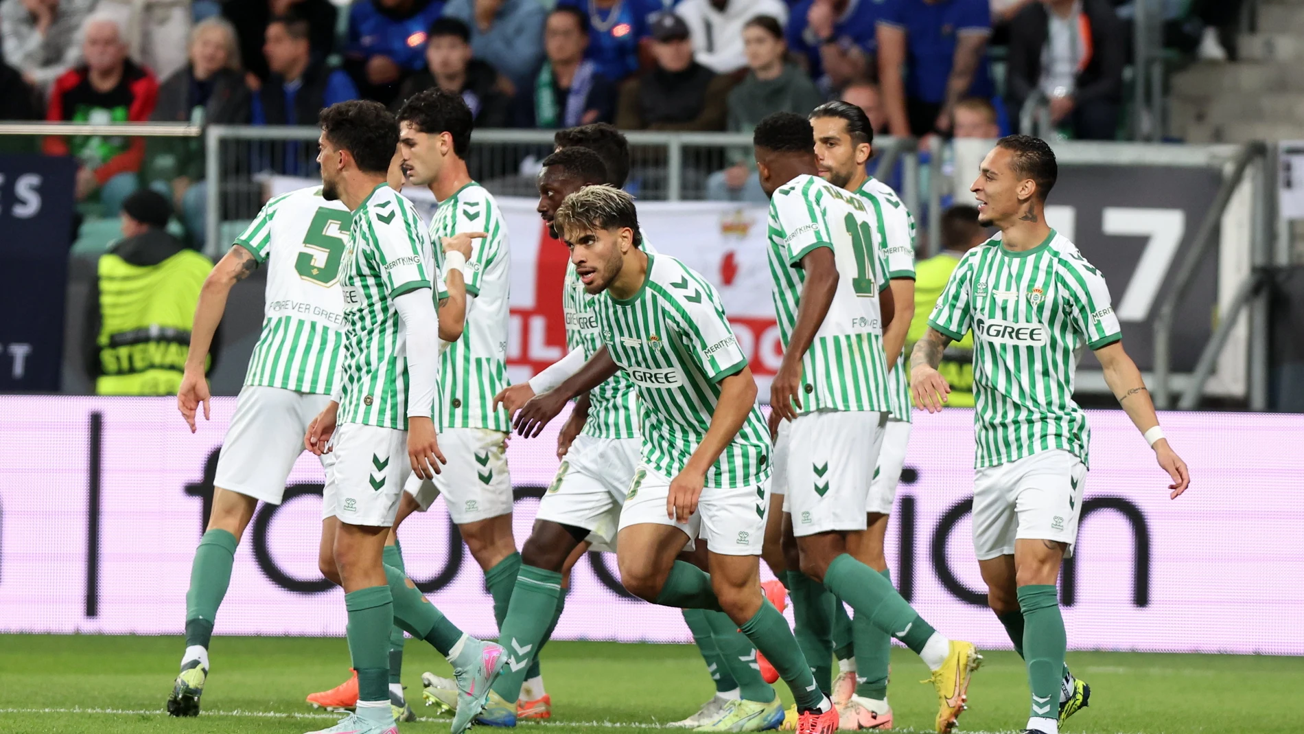 Wroclaw (Poland), 28/05/2025.- Abde Ezzalzouli (C) of Real Betis celebrates with his teammates after scoring the 1-0 goal during the UEFA Europa Conference League final soccer match between Real Betis and Chelsea FC, in Wroclaw, Poland, 28 May 2025. (Polonia) EFE/EPA/Pawel Jaskolka POLAND OUT