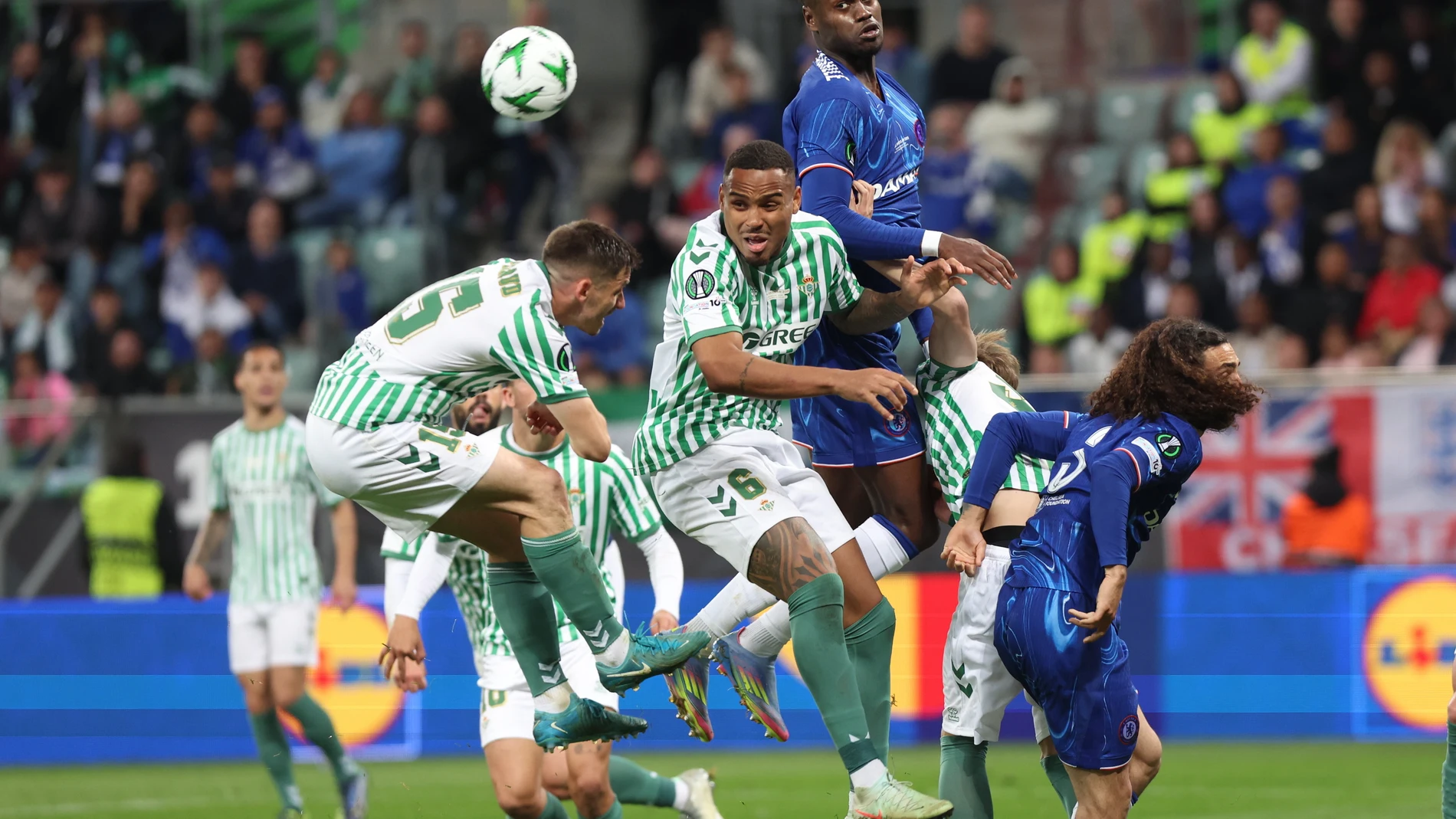 Wroclaw (Poland), 28/05/2025.- Romain Perraud (L) and Natan (2L) of Real Betis and Benoit Badiashile (2R) and Marc Cucurella (R) of Chelsea FC in action during the UEFA Europa Conference League final soccer match between Real Betis and Chelsea FC, in Wroclaw, Poland, 28 May 2025. (Polonia) EFE/EPA/Pawel Jaskolka POLAND OUT