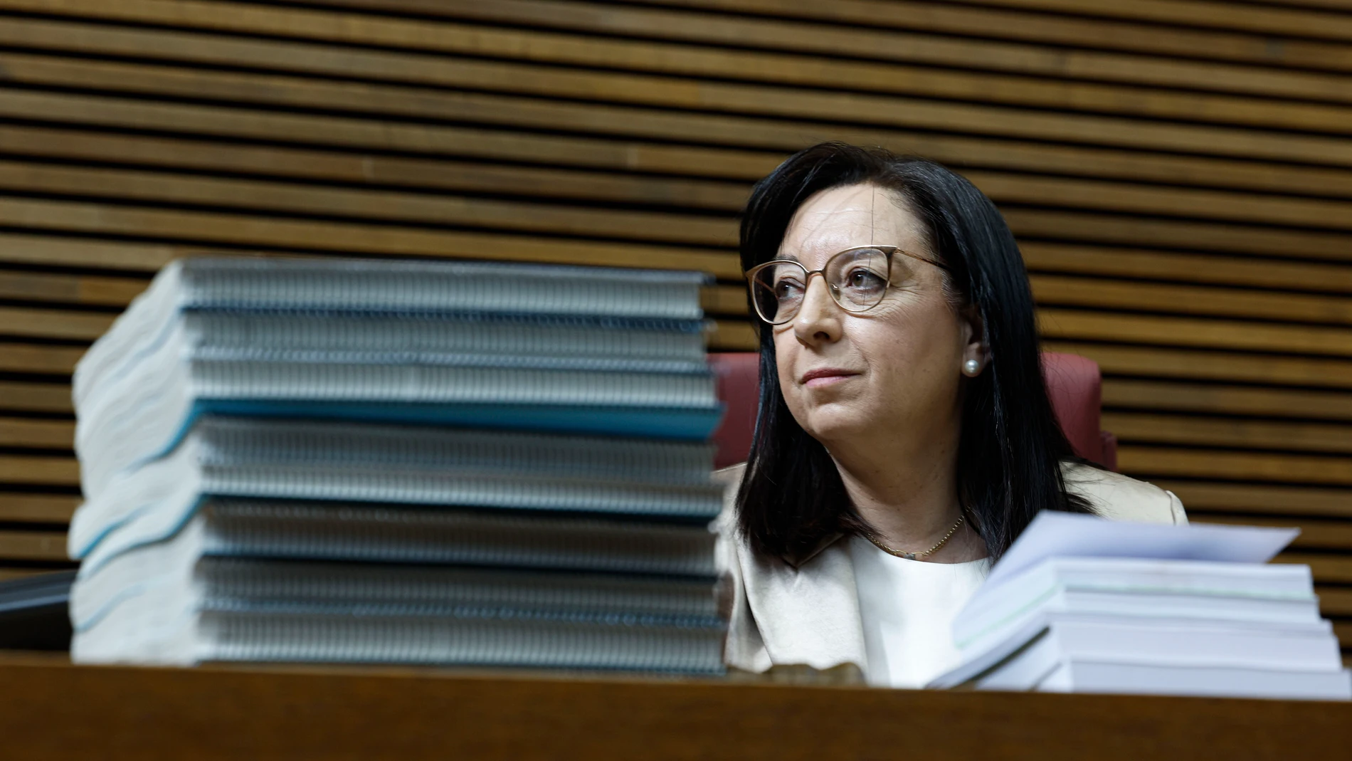 GRAFCVA7779. VALÈNCIA, 28/05/2025.- El pleno de Les Corts comienza el debate de los segundos presupuestos autonómicos de la legislatura, que ascienden a 32.291 millones de euros, que serán aprobados con los votos del PP y gracias al apoyo de Vox, que considera que tienen su “sello” tras haberse asumido sus enmiendas. En la imagen la presidenta de Les Corts Llanos Massó. EFE/Biel Aliño