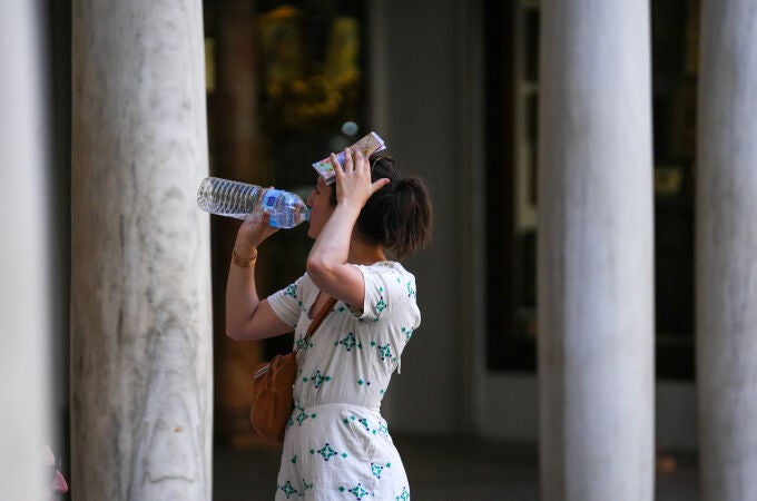 Una mujer bebiendo agua en Sevilla