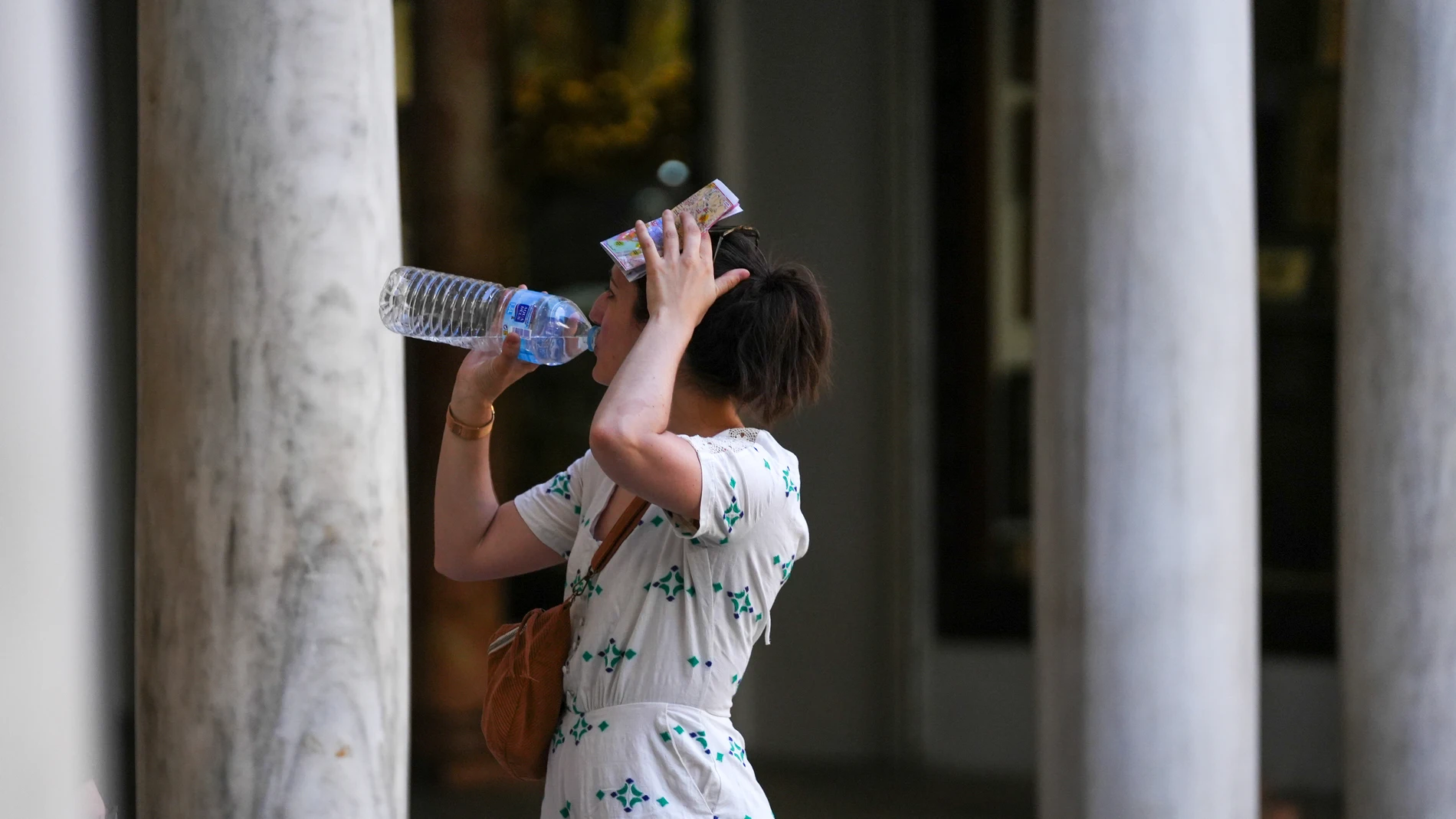 Una mujer bebiendo agua. A 28 de mayo de 2025, en Sevilla (Andalucía, España).La Agencia Estatal de Meteorología (Aemet) ha activado para este miércoles el aviso amarillo por calor en diversas zonas de Córdoba, Jaén y Sevilla, donde los termómetros pueden llegar a registrar hasta los 40 grados a lo largo de la jornada.28 MAYO 2025María José López / Europa Press28/05/2025