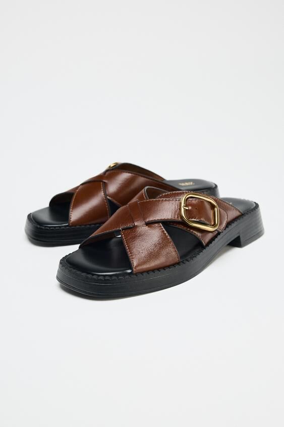 Sandalias planas cruzadas.