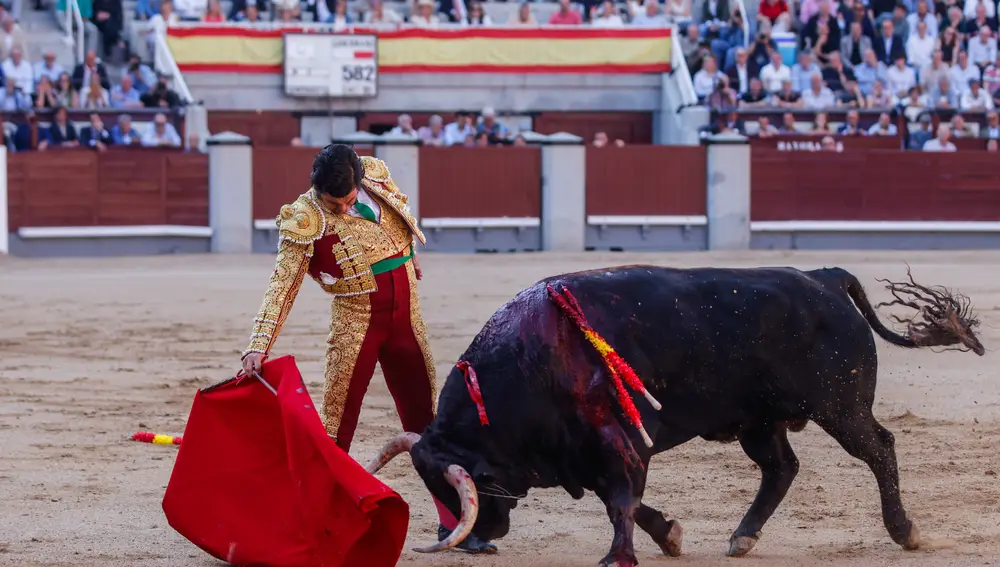El diestro Morante de la Puebla da un pase a su primer astado durante la corrida de la prensa de la Feria de San Isidro, este miércoles en la Plaza de Toros de Las Ventas, en Madrid.