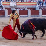 El diestro Morante de la Puebla da un pase a su primer astado durante la corrida de la prensa de la Feria de San Isidro, este miércoles en la Plaza de Toros de Las Ventas, en Madrid. 