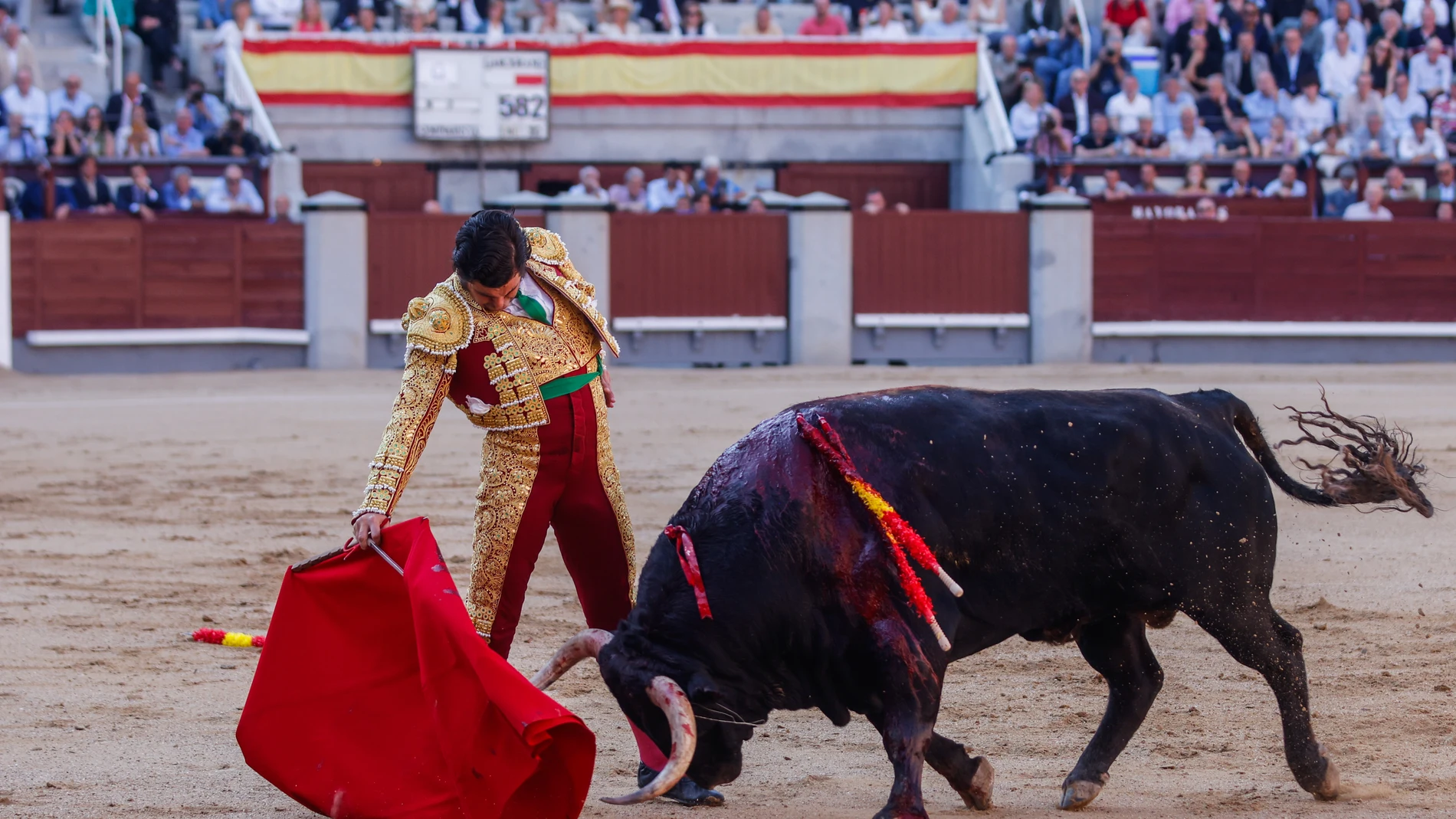 El diestro Morante de la Puebla da un pase a su primer astado durante la corrida de la prensa de la Feria de San Isidro, este miércoles en la Plaza de Toros de Las Ventas, en Madrid.