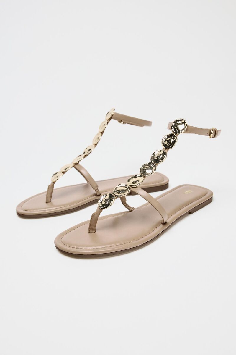 Sandalias planas con adornos de monedas.