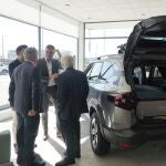 El director general de Dacia España, Laurent Sengenes, y el CEO de VASA Arroyo, José Luis López Valdivieso, conversan con el alcalde de Arroyo, Sarbelio Fernández; y el diputado Roberto Migallón, durante la presentación del Dacia Bigster