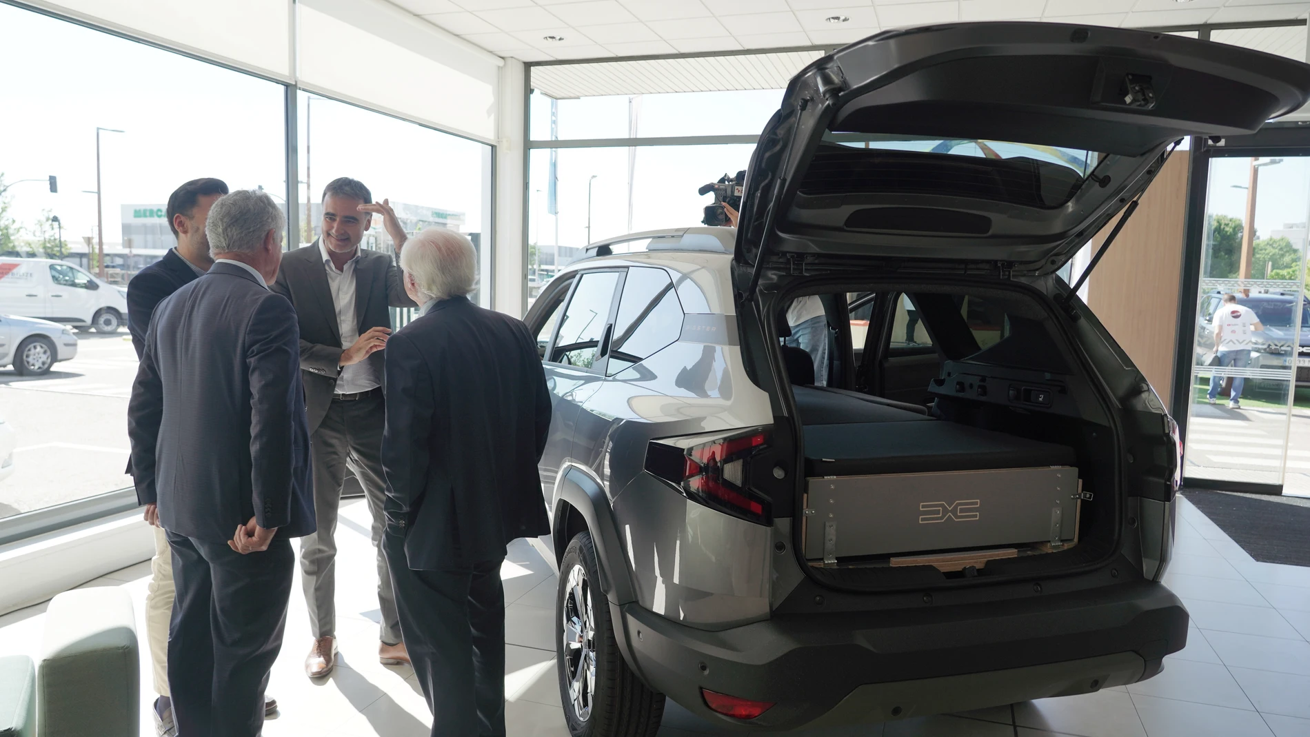 El director general de Dacia España, Laurent Sengenes, y el CEO de VASA Arroyo, José Luis López Valdivieso, conversan con el alcalde de Arroyo, Sarbelio Fernández; y el diputado Roberto Migallón, durante la presentación del Dacia Bigster