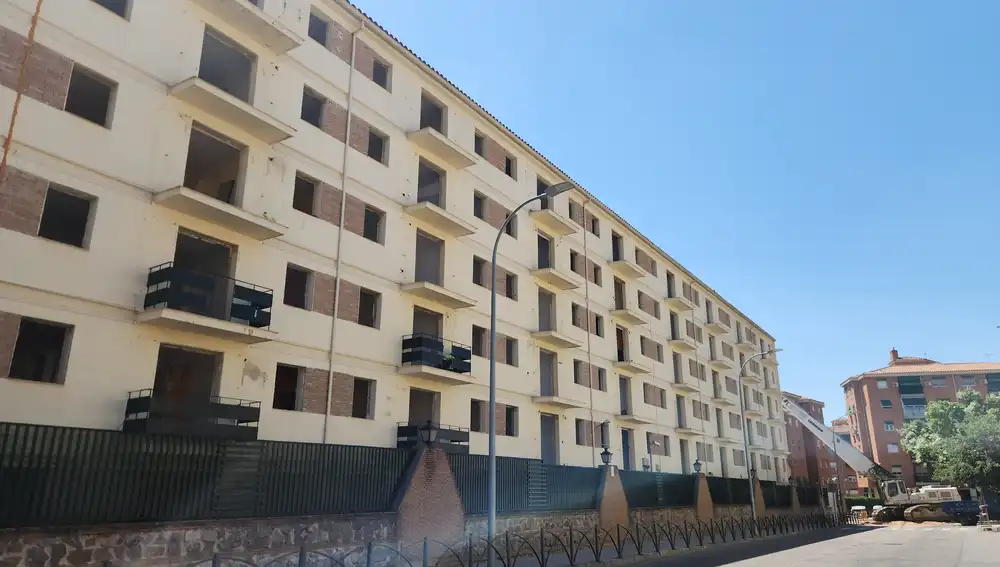 Primeros trabajos de la demolición del Cuartel de la Guardia Civil de Toledo.