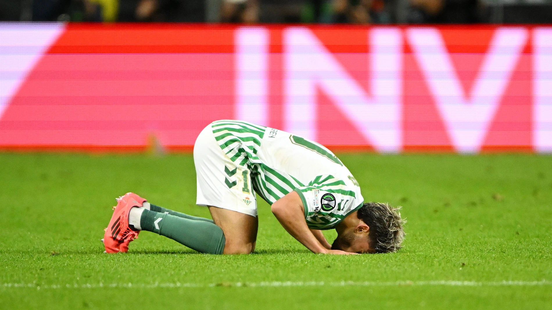 28 May 2025, Poland, Wroclaw: Real Betis' Abdessamad Ezzalzouli celebrates scoring his side's first goal during the UEFA Europa Conference League final soccer match between Real Betis and Chelsea at Tarczynski Arena. Photo: Rafal Oleksiewicz/PA Wire/dpa 28/05/2025 ONLY FOR USE IN SPAIN