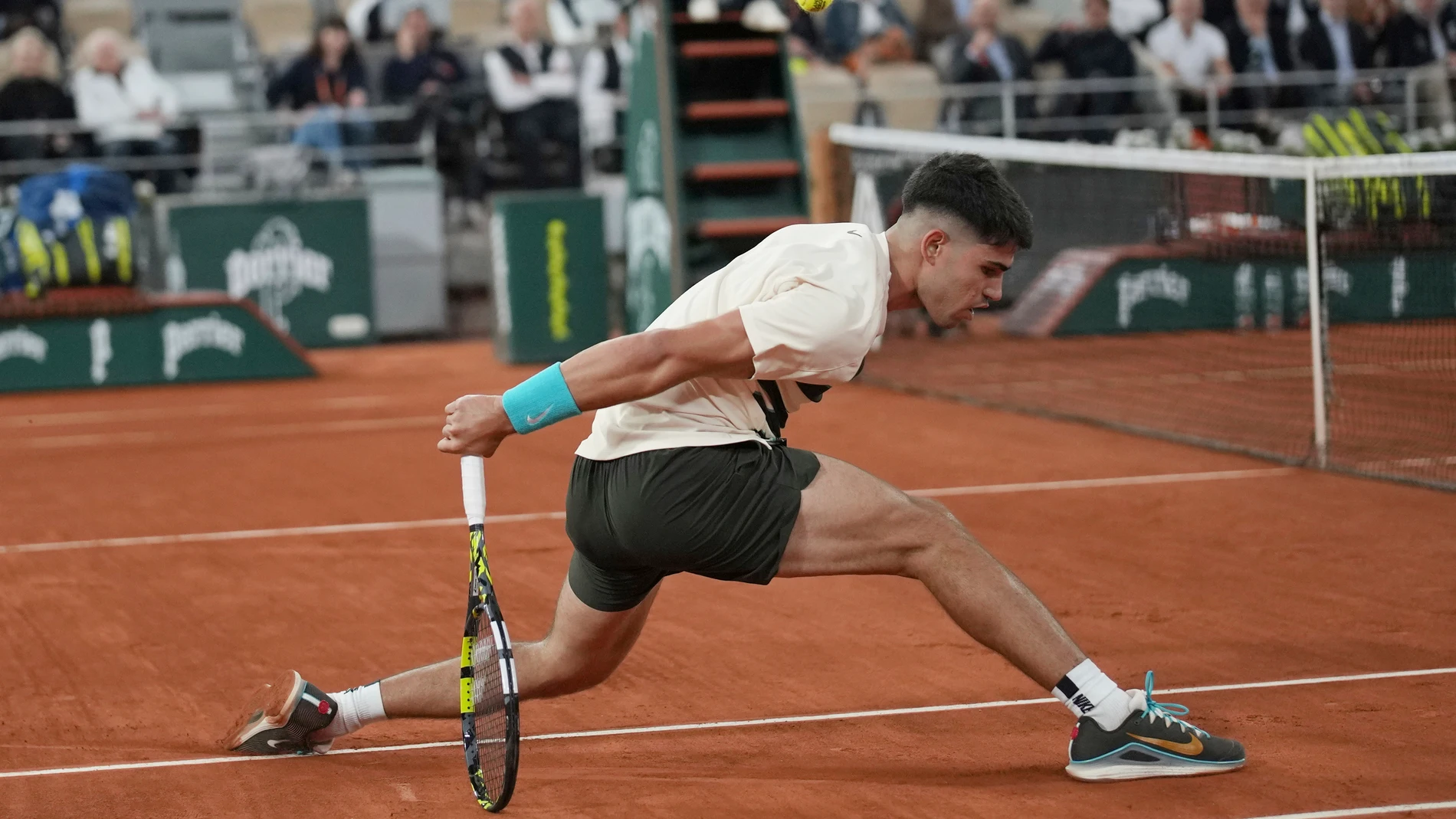 Spain's Carlos Alcaraz returns the ball to Hungary's Fabian Maroszan during their second round match of the French Tennis Open, at the Roland-Garros stadium, in Paris, Wednesday, May 28, 2025. (AP Photo/Christophe Ena)
