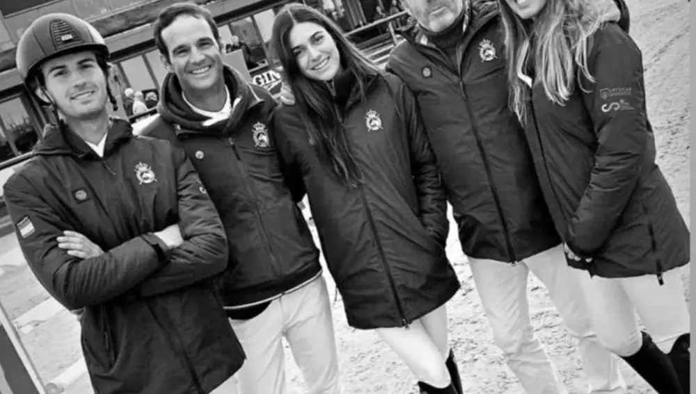 Luis Fernández Gil Fournier, jefe de equipo en Dinamarca, junto a los jinetes españoles