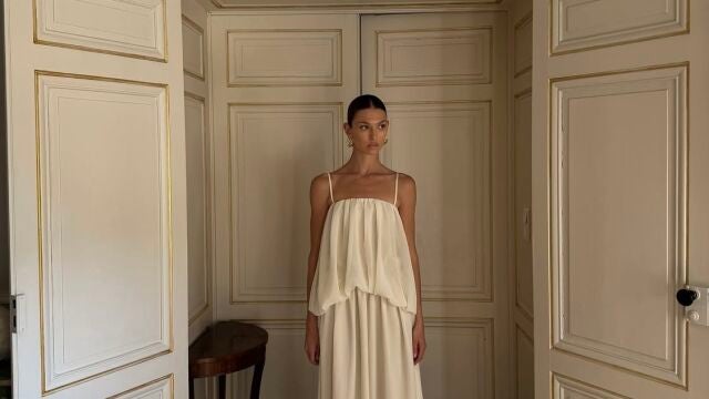 Influencer con vestido blanco.