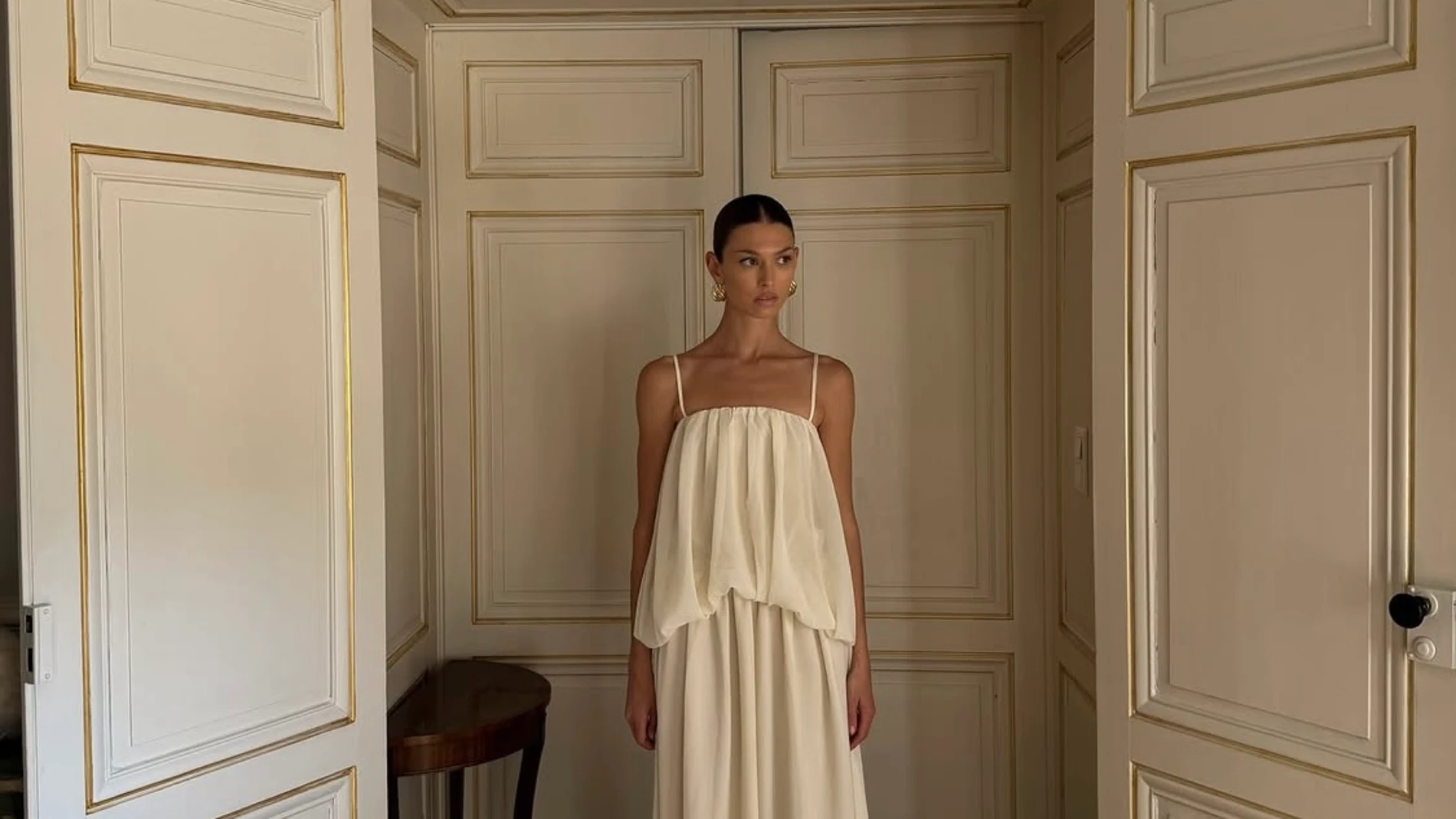 Influencer con vestido blanco.