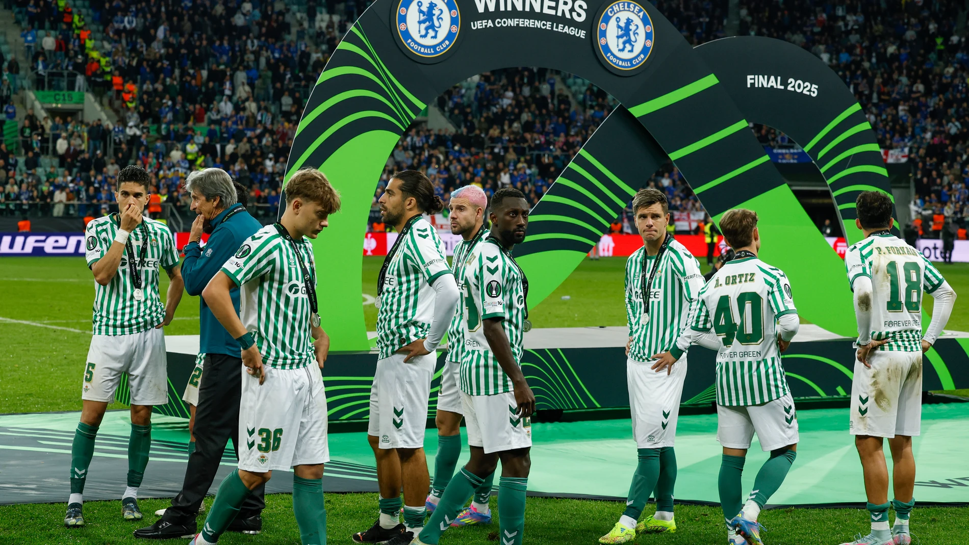BRESLÁVIA, 28/05/2025.- Los jugadores del Betis tras recibir la medalla de subcampeones a la finalización del encuentro correspondiente a la final de la Liga de Conferencia que han disputado hoy miércoles Chelsea y Betis en el Tarczynski Arena de Breslávia. EFE / Julio Muñoz.