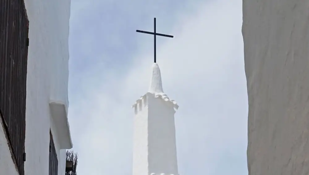 La cruz de la iglesia de Binibèquer Vell, en Mallorca