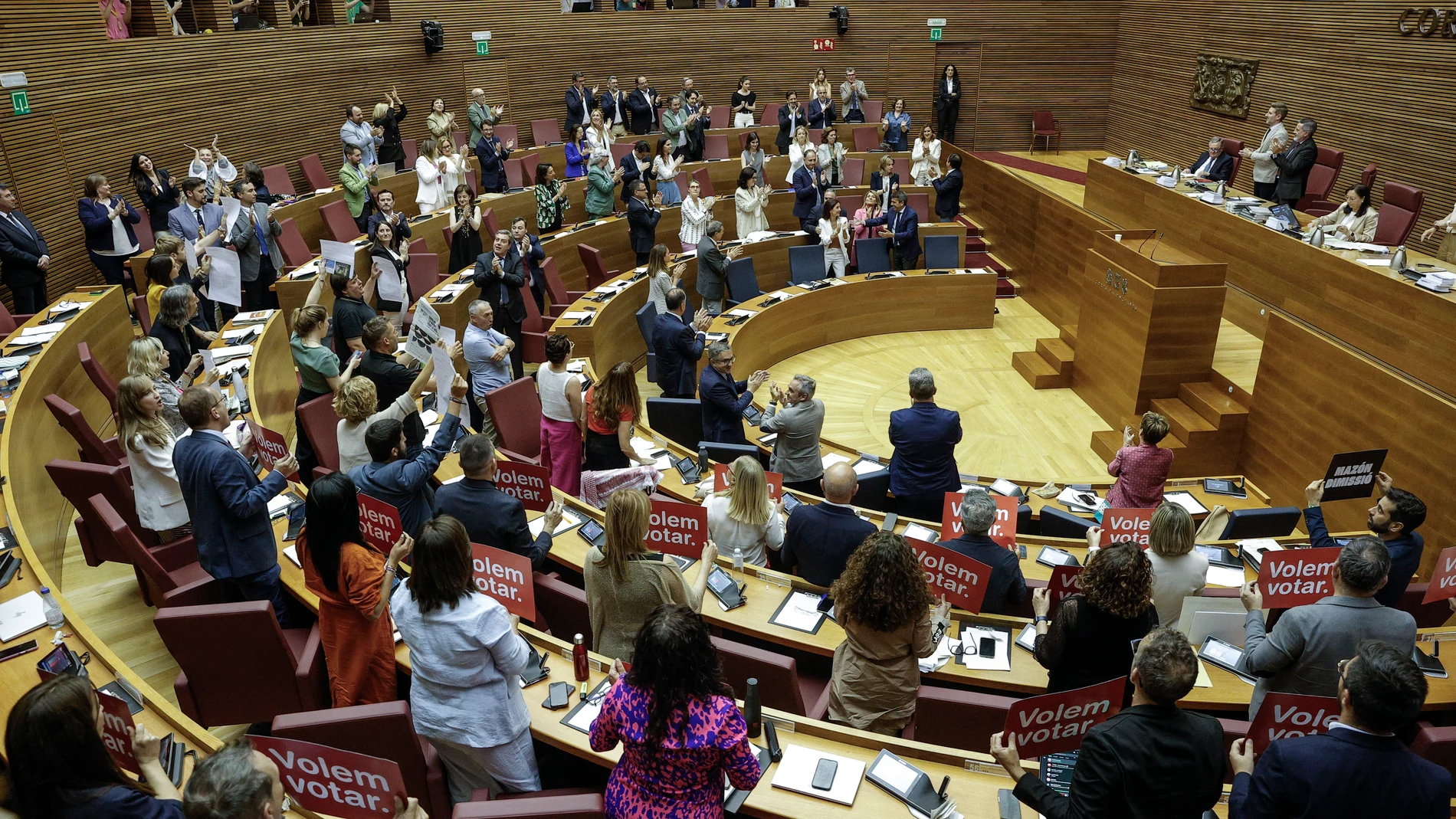 GRAFCVA7806. VALÈNCIA, 28/05/2025.- El PP de Carlos Mazón saca adelante los segundos presupuestos autonómicos de la legislatura, gracias al apoyo de Vox, mientras los grupos de la oposición exigen su dimisión. EFE/Manuel Bruque