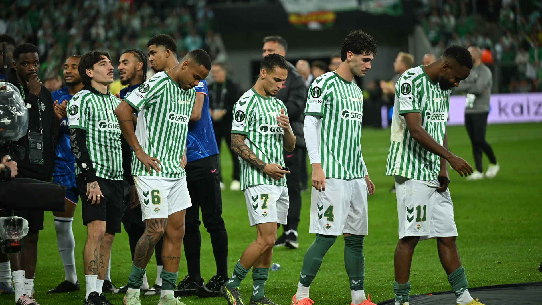 Wroclaw (Poland), 28/05/2025.- Players of Real Betis receive their second place medals after losing the UEFA Europa Conference League final soccer match between Real Betis and Chelsea FC, in Wroclaw, Poland, 28 May 2025. (Polonia) EFE/EPA/Jakub Kaczmarczyk POLAND OUT