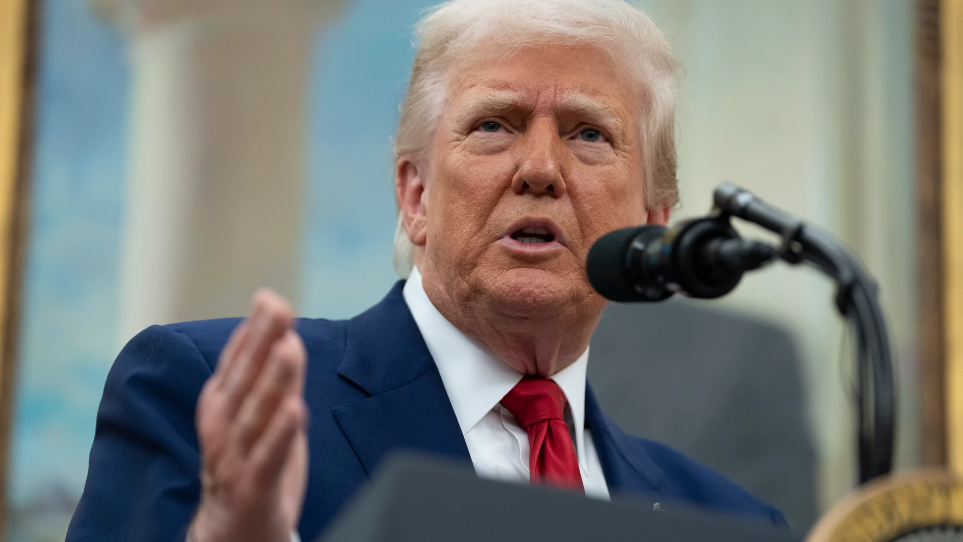 WASHINGTON (United States of America), 28/05/2025.- US President Donald Trump speaks at the swearing-in ceremony for Jeanine Pirro, as interim US Attorney for the District of Columbia, in the Oval Office at the White House in Washington, DC, USA, 28 May 2025. EFE/EPA/Chris Kleponis - Pool via CNP / POOL