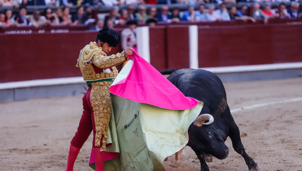 El diestro Morante de la Puebla durante la corrida de la prensa de la Feria de San Isidro, con reses de Garcigrande, este miércoles en la Plaza de Toros de Las Ventas, en Madrid.