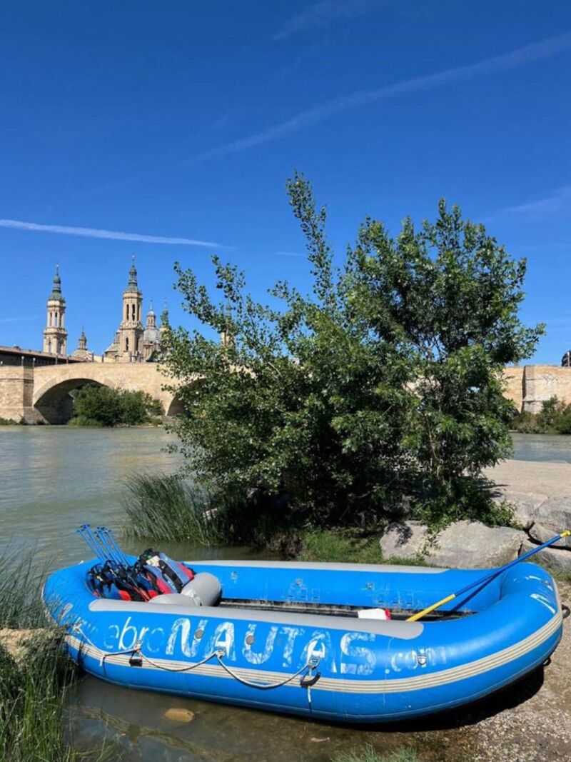 Una de las experiencias náuticas que se pueden realizar contemplan un recorrido con la Basílica de El Pilar al fondo