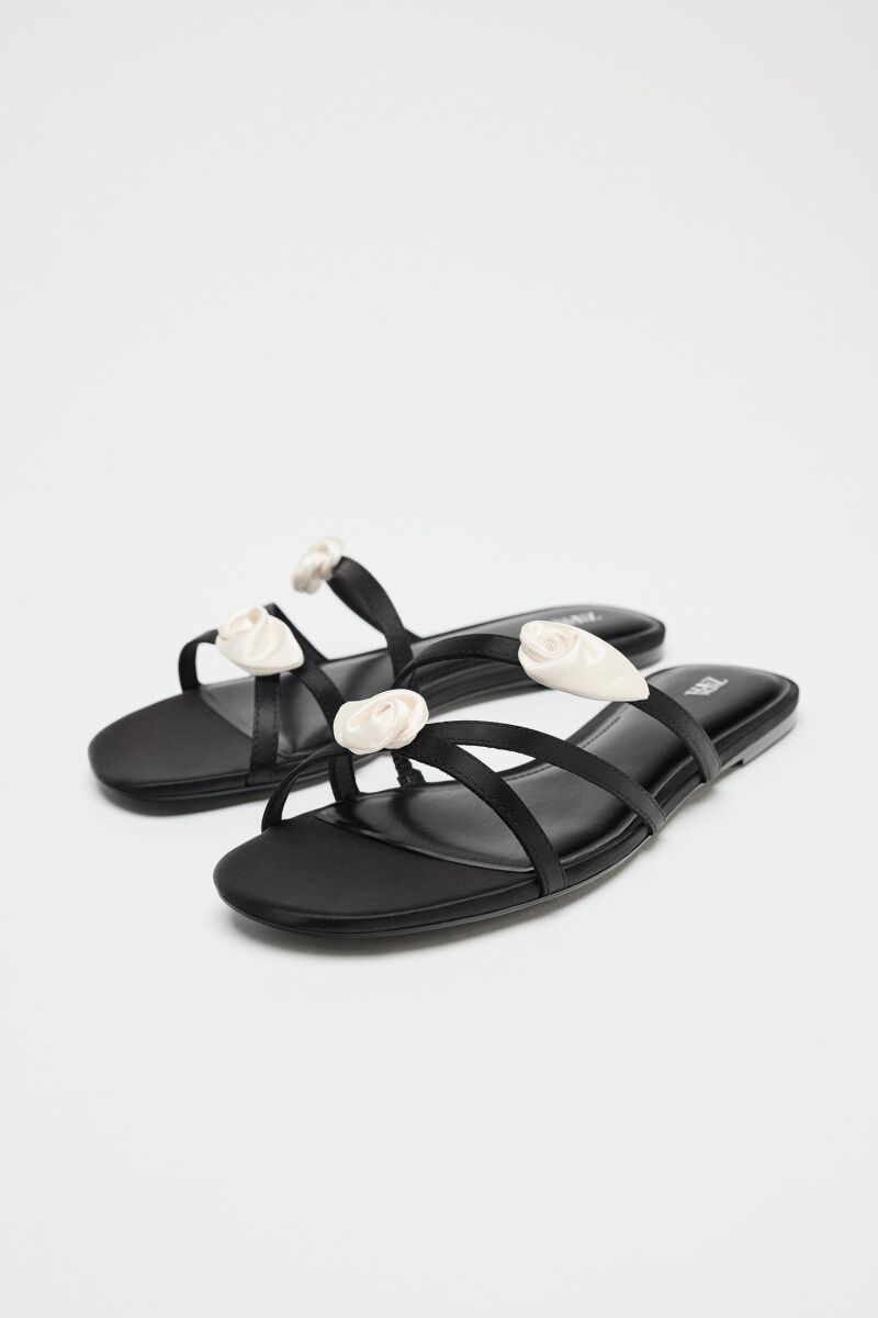 Sandalias planas de flores.